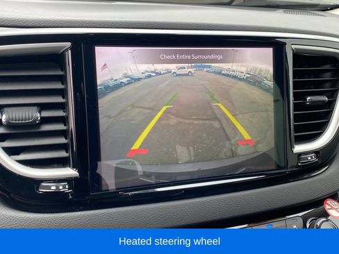 Used 2024 Chrysler Pacifica Touring-L FWD image 11