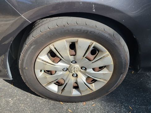 Used 2012 Toyota Yaris LE FWD image 3