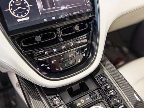 Used 2021 Aston Martin DBX AWD/4WD image 30