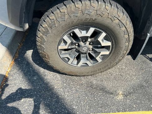 Used 2019 Toyota Tacoma TRD Off-Road w/ TRD Premium Off Road Package AWD/4WD image 17