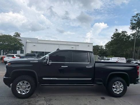 Used 2024 Chevrolet Silverado 2500 High Country w/ Technology Package AWD/4WD image 2