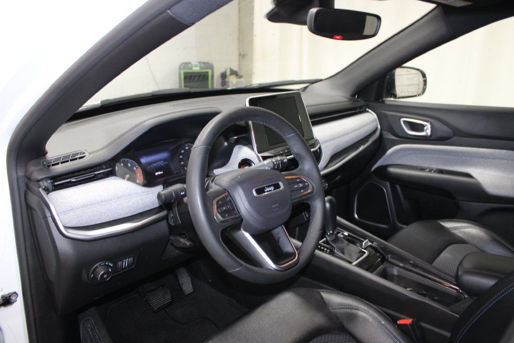 Used 2025 Jeep Compass Latitude AWD/4WD image 13