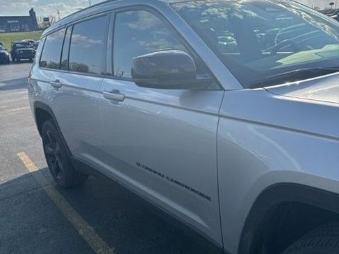 Used 2023 Jeep Grand Cherokee L Laredo image 4