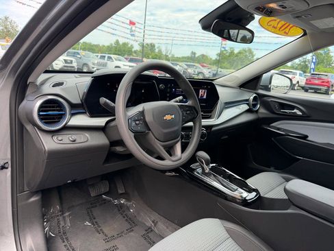 Used 2025 Chevrolet Trax LT FWD image 13