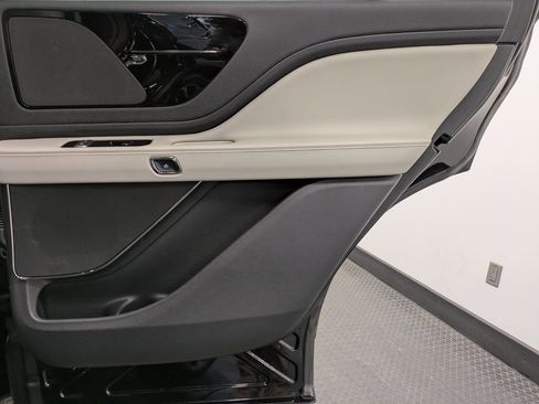 Used 2025 Lincoln Aviator Premiere image 24