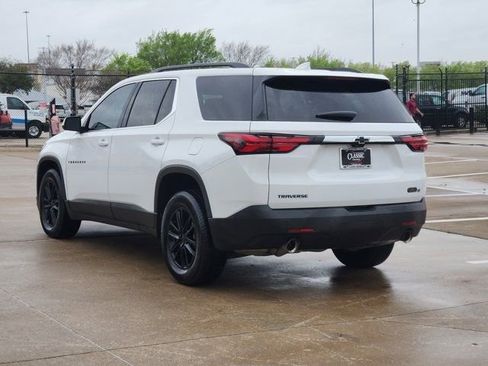 Used 2022 Chevrolet Traverse LT image 3