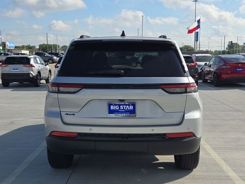 Used 2025 Jeep Grand Cherokee Altitude image 5