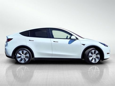 Used 2022 Tesla Model Y Long Range image 3