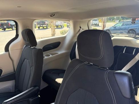 Used 2022 Chrysler Voyager LX FWD image 5