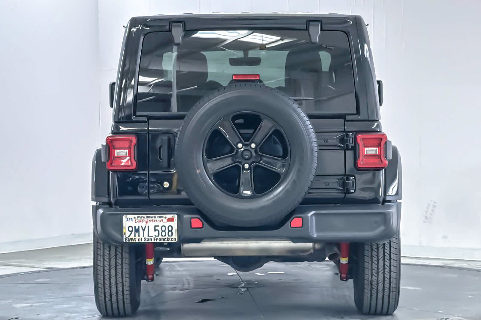 Used 2018 Jeep Wrangler Unlimited Sahara AWD/4WD image 7