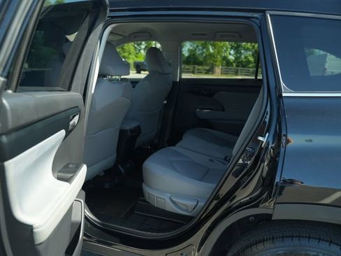 Used 2023 Toyota Highlander L FWD image 14
