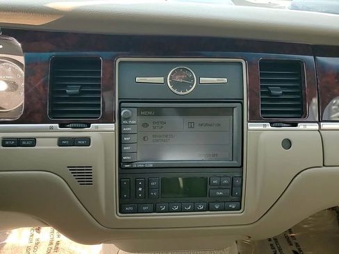 Used 2006 Lincoln Town Car Signature L image 18