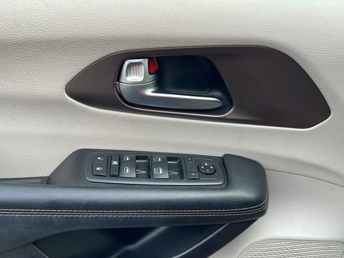 Used 2019 Chrysler Pacifica Touring Plus w/ Tire & Wheel Group image 19