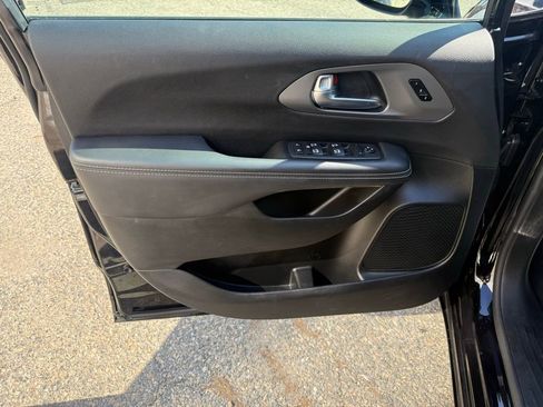 Used 2026 Chrysler Pacifica Select FWD image 11