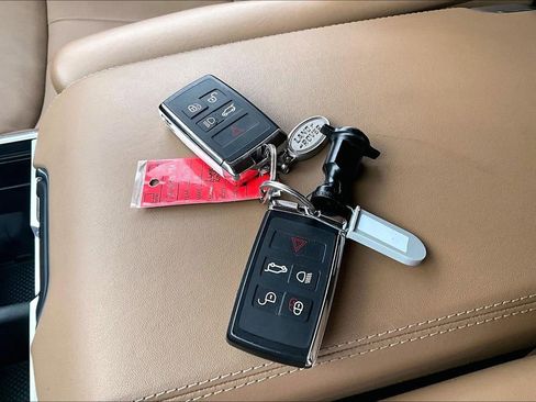 Used 2025 Land Rover Range Rover Autobiography image 10