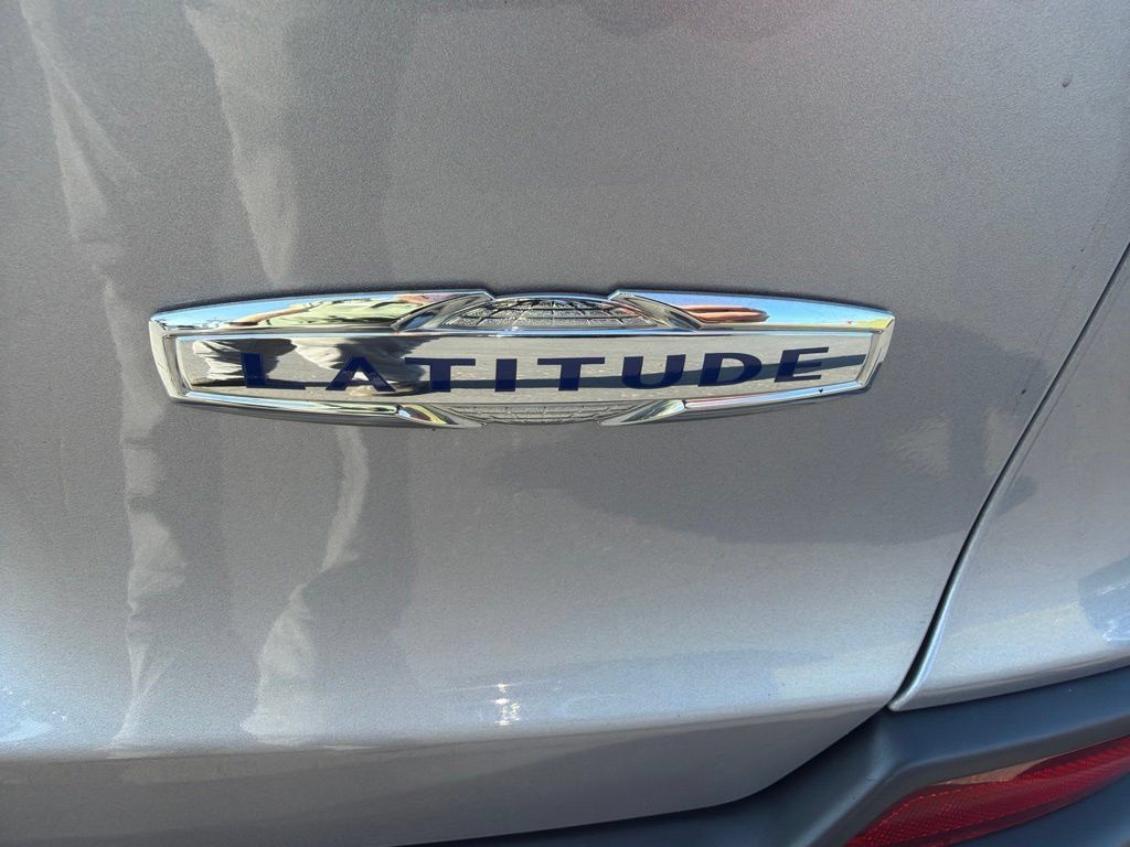 Used 2019 Jeep Cherokee Latitude Plus w/ Cold Weather Group AWD/4WD image 11