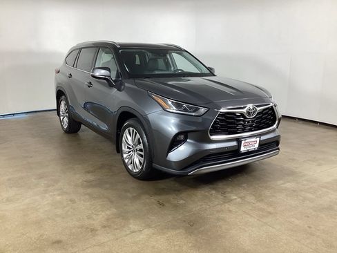 Used 2024 Toyota Highlander Platinum AWD/4WD image 3