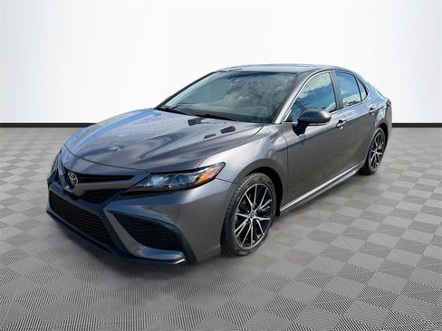 Used 2023 Toyota Camry SE image 3
