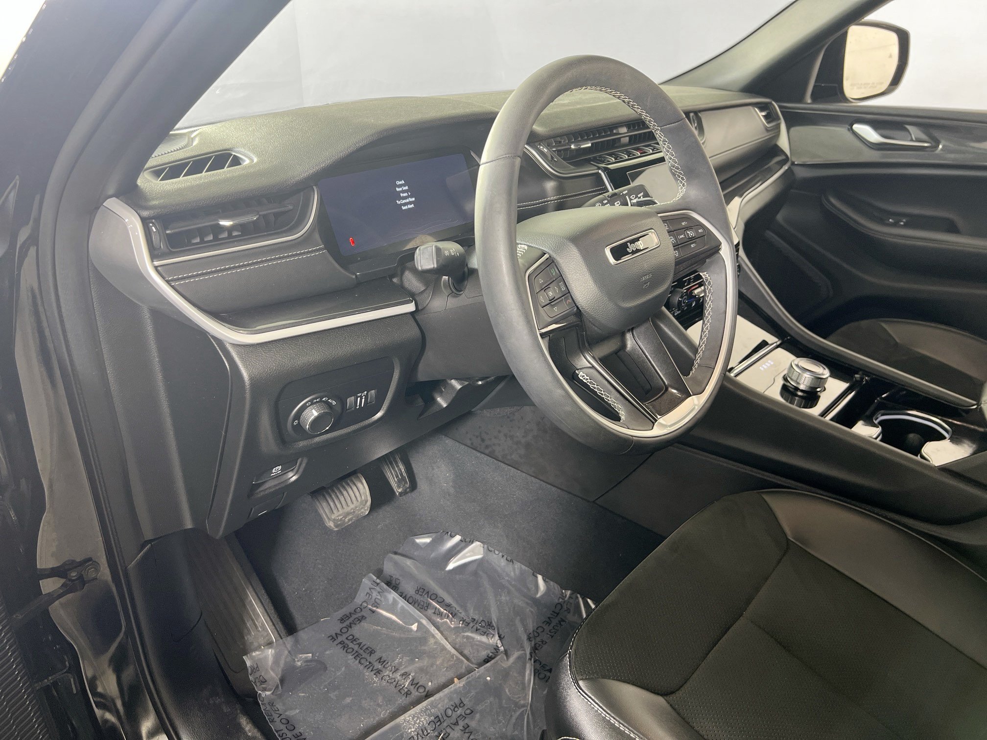 Used 2023 Jeep Grand Cherokee Altitude AWD/4WD image 9