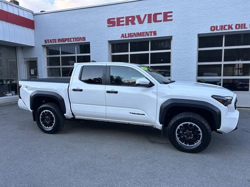Used 2024 Toyota Tacoma TRD Off-Road w/ TRD Off Road Upgrade Package AWD/4WD image 9