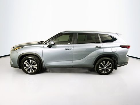Used 2024 Toyota Highlander XLE image 4
