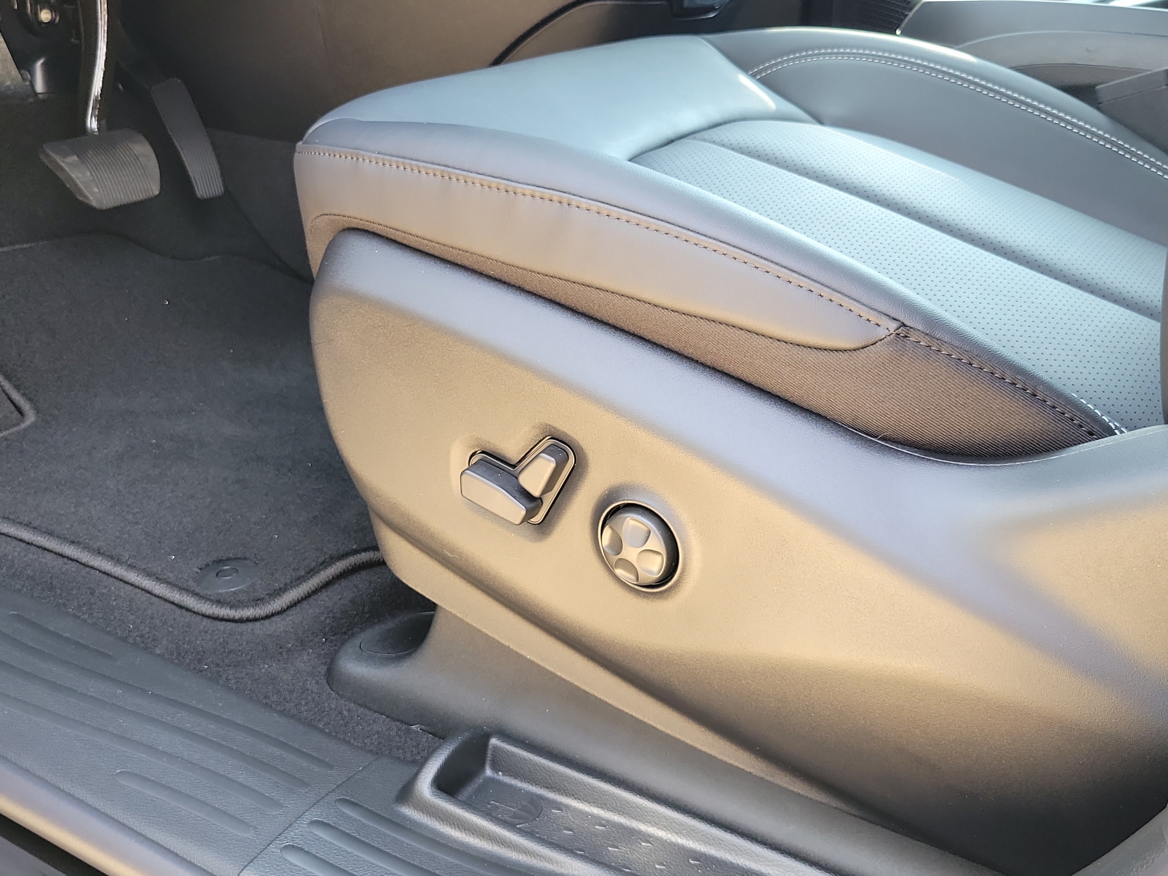 New 2027 Chrysler Pacifica Select w/ Family Tech Group FWD image 8