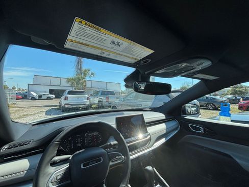 Used 2025 Jeep Compass Limited image 34