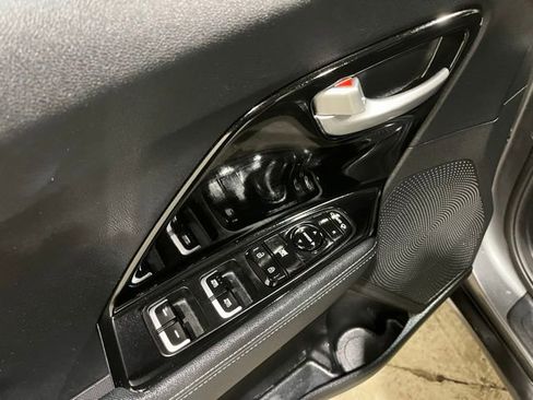 Used 2018 Kia Niro EX image 15