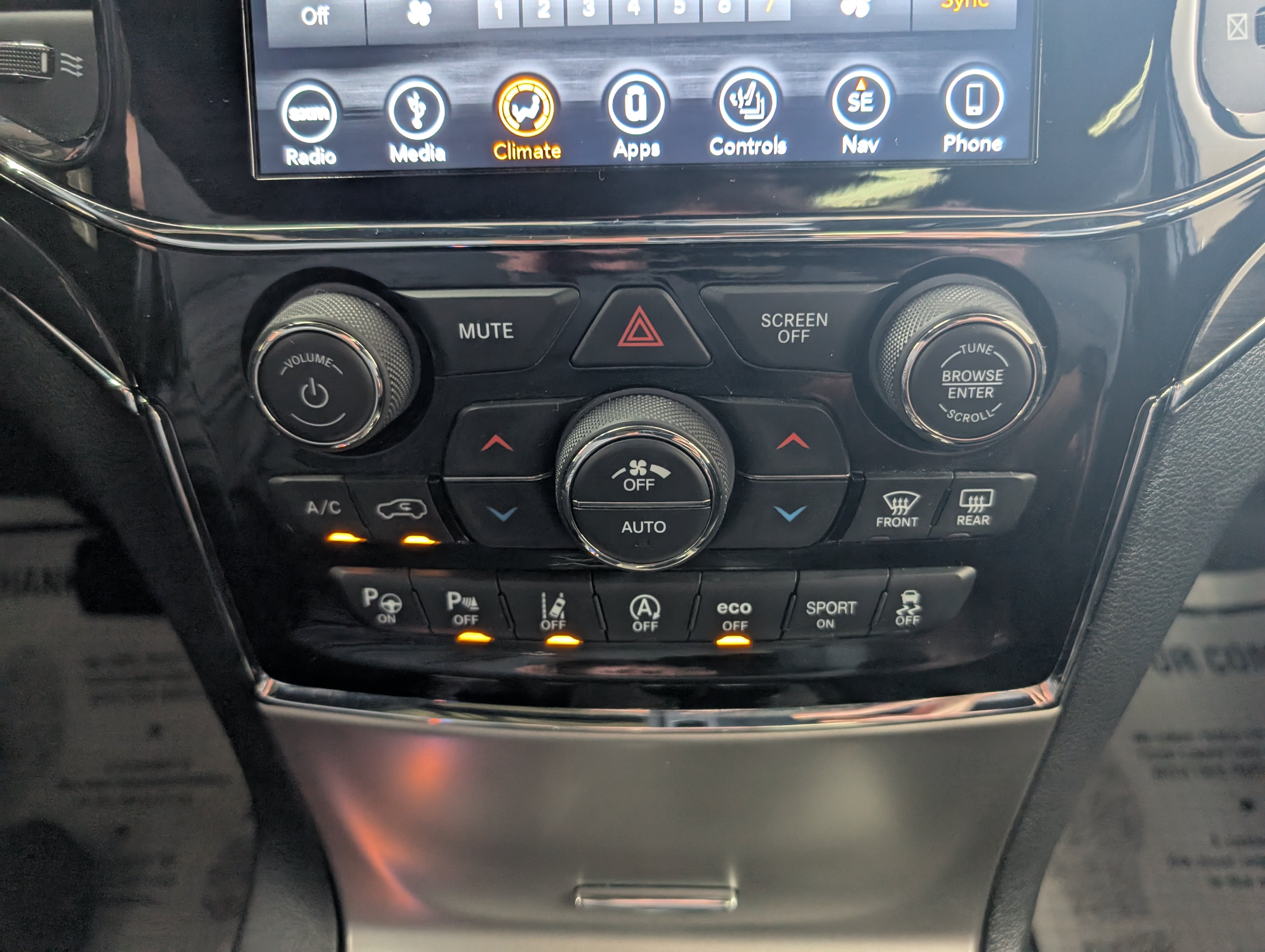 Used 2019 Jeep Grand Cherokee Overland AWD/4WD image 17