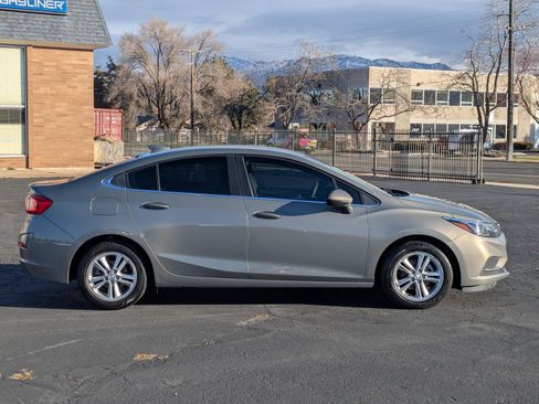 Used 2017 Chevrolet Cruze LT w/ Convenience Package image 2