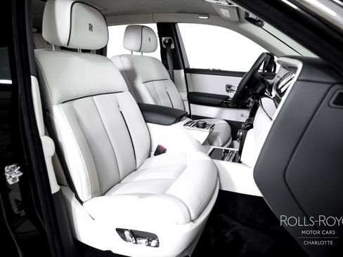Certified 2025 Rolls-Royce Phantom Sedan image 36