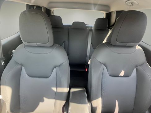 Used 2023 Jeep Renegade Latitude AWD/4WD image 14
