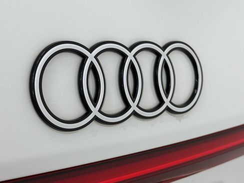 Used 2025 Audi Q6 e-tron Premium Plus w/ Premium Plus AWD/4WD image 32