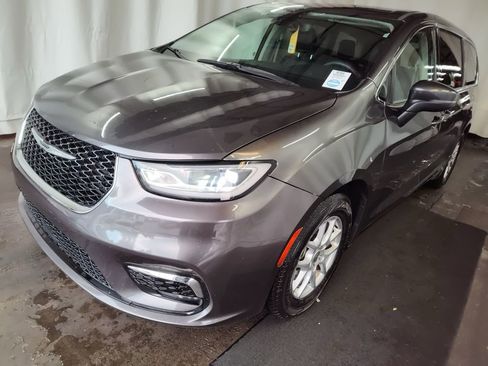 Used 2023 Chrysler Pacifica Touring-L image 1