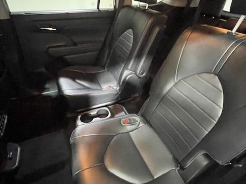 Used 2022 Toyota Highlander XLE image 37