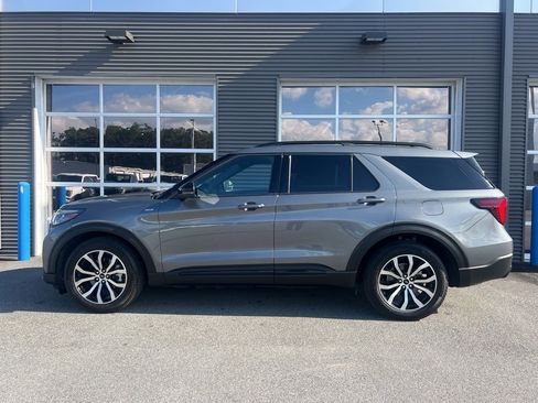 Used 2025 Ford Explorer ST-Line w/ Premium Package image 2