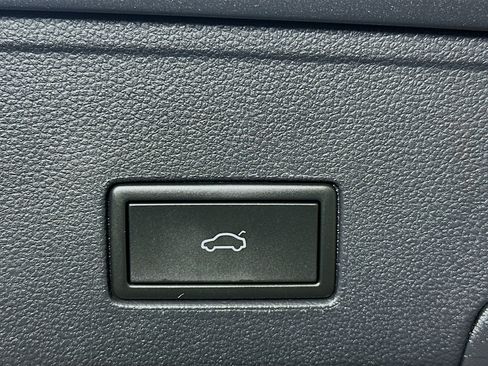 Used 2022 Volkswagen Atlas Cross Sport SEL image 28