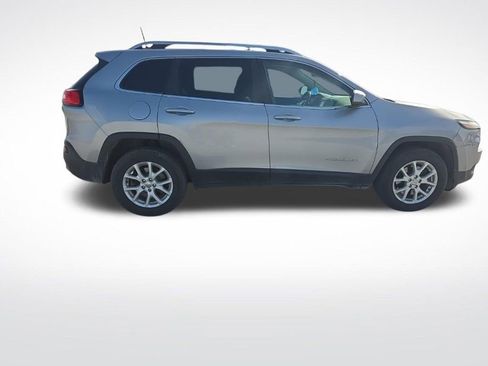 Used 2018 Jeep Cherokee Latitude w/ Cold Weather Group image 7