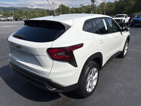 Used 2024 Chevrolet Trax LS w/ LS Convenience Package image 4