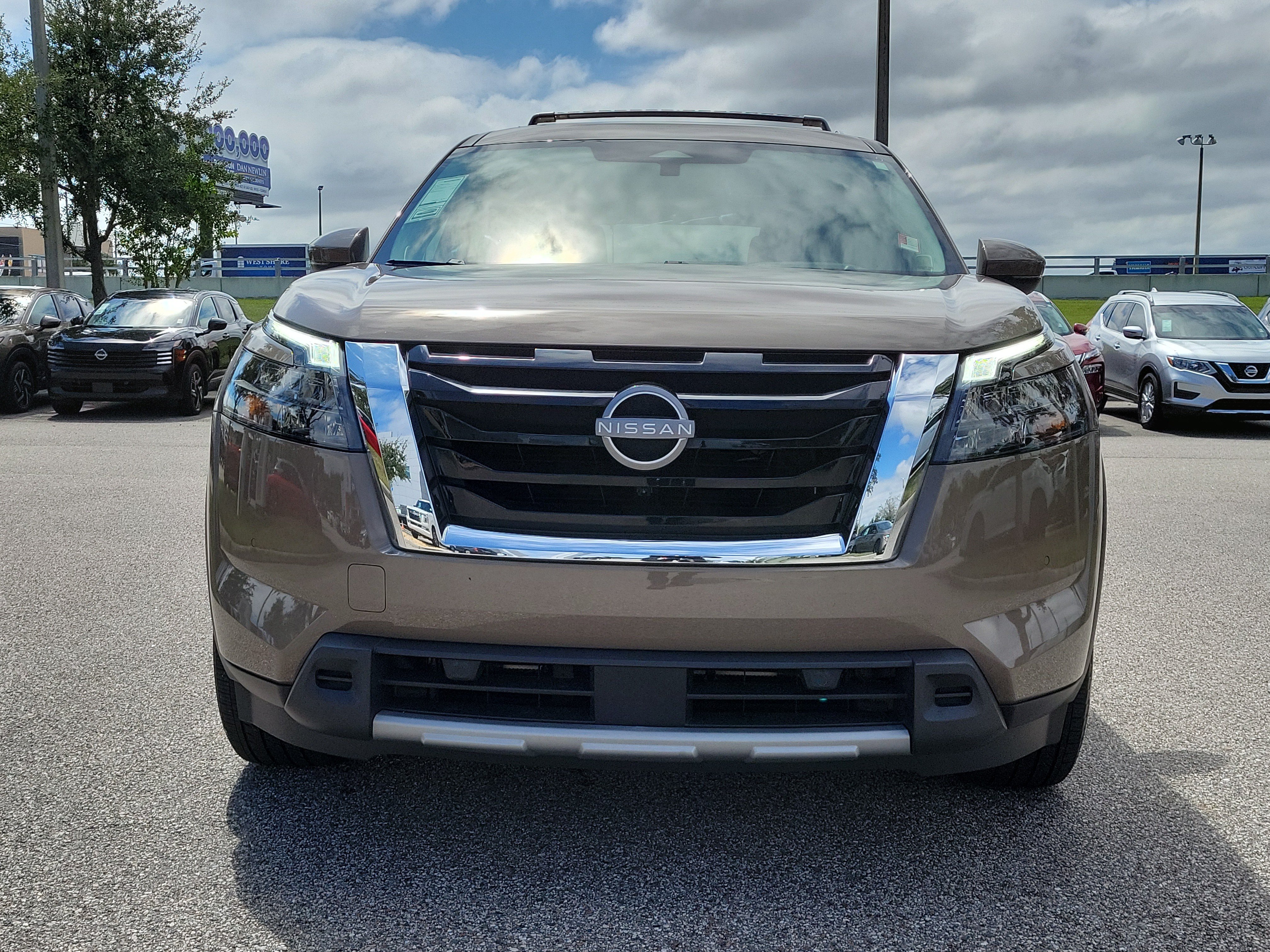 Certified 2025 Nissan Pathfinder Platinum w/ Cargo Package FWD image 2