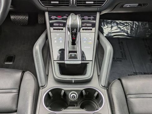 Used 2022 Porsche Cayenne AWD/4WD image 19