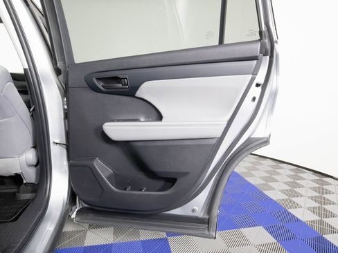 Used 2023 Toyota Highlander LE image 15