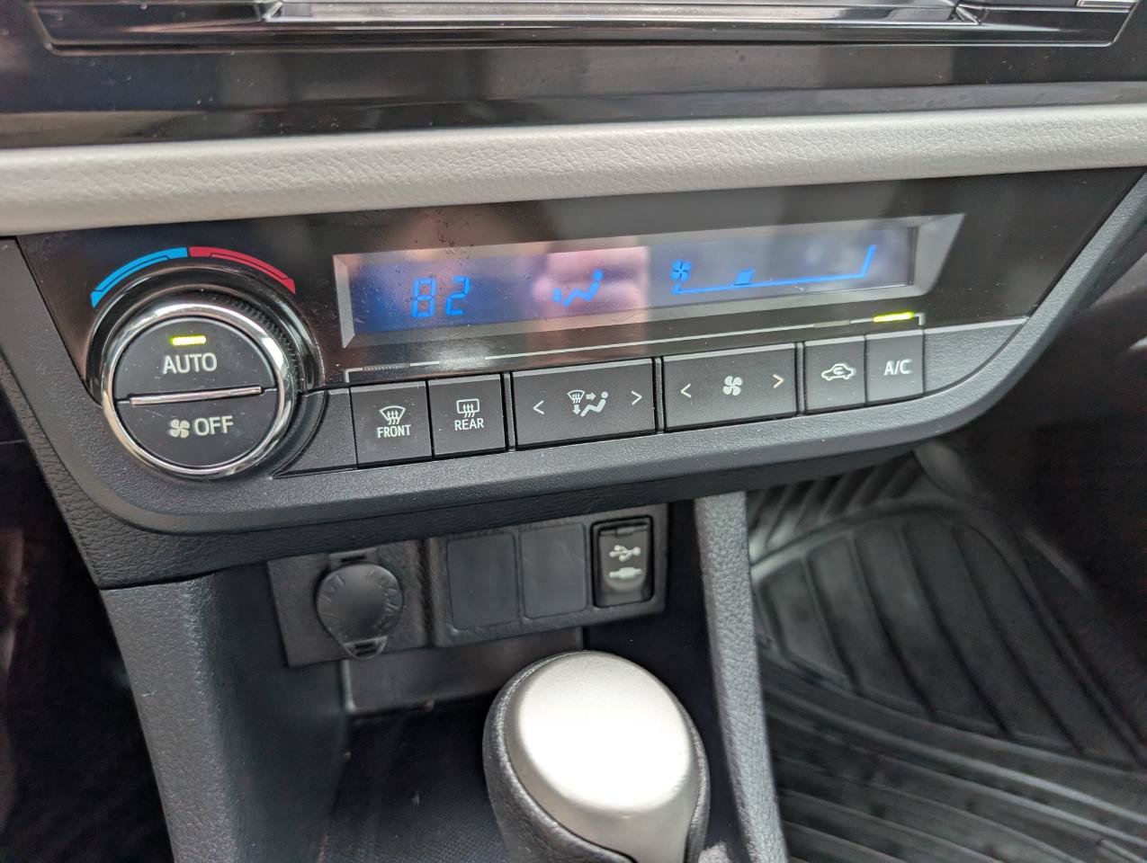 Used 2016 Toyota Corolla LE FWD image 18