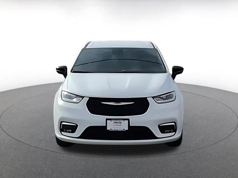 Used 2025 Chrysler Pacifica Select image 4