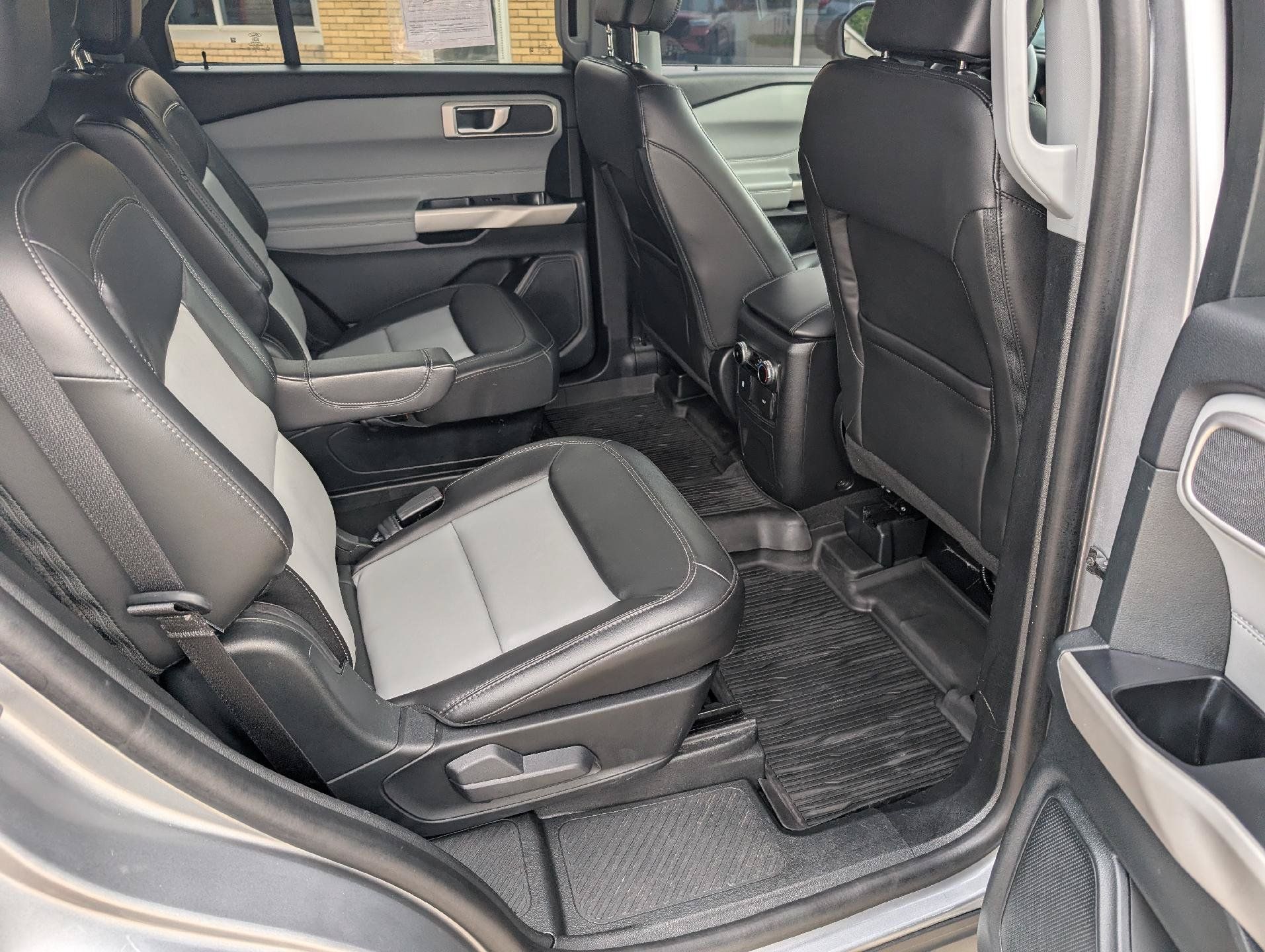Used 2024 Ford Explorer XLT w/ Equipment Group 202A AWD/4WD image 18