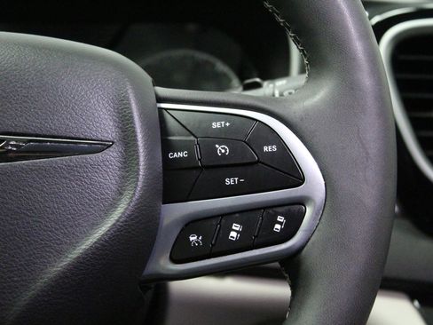 Used 2024 Chrysler Pacifica Touring-L FWD image 23