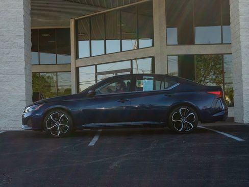 Used 2023 Nissan Altima 2.5 SR image 9