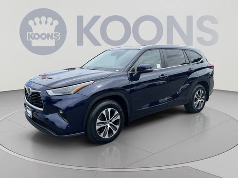 Used 2023 Toyota Highlander XLE AWD/4WD image 1