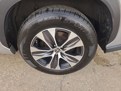 Used 2021 Toyota Highlander XLE image 21