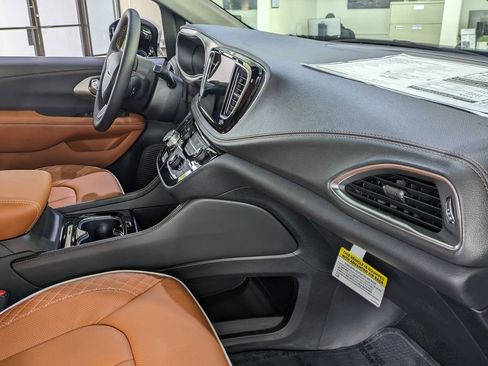 New 2026 Chrysler Pacifica Pinnacle w/ Trailer Tow Group image 31